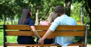 একই সঙ্গে দুজনের প্রেমে পড়েছেন? জানুন এই জটিল সম্পর্কের নেপথ্যে থাকা আসল কারণ