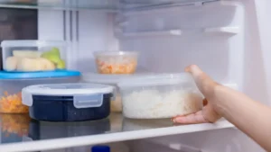 বাসি ভাত খেয়ে অজান্তেই বিষ খাচ্ছেন না তো? ফ্রিজে রাখার এই নিয়ম না জানলে হতে পারে বড় বিপদ