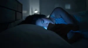 শোয়ার আগে ফোন দেখছেন? আপনার মস্তিষ্কে যে মারাত্মক বিপদ ঘনিয়ে আসছে জানলে চমকে উঠবেন